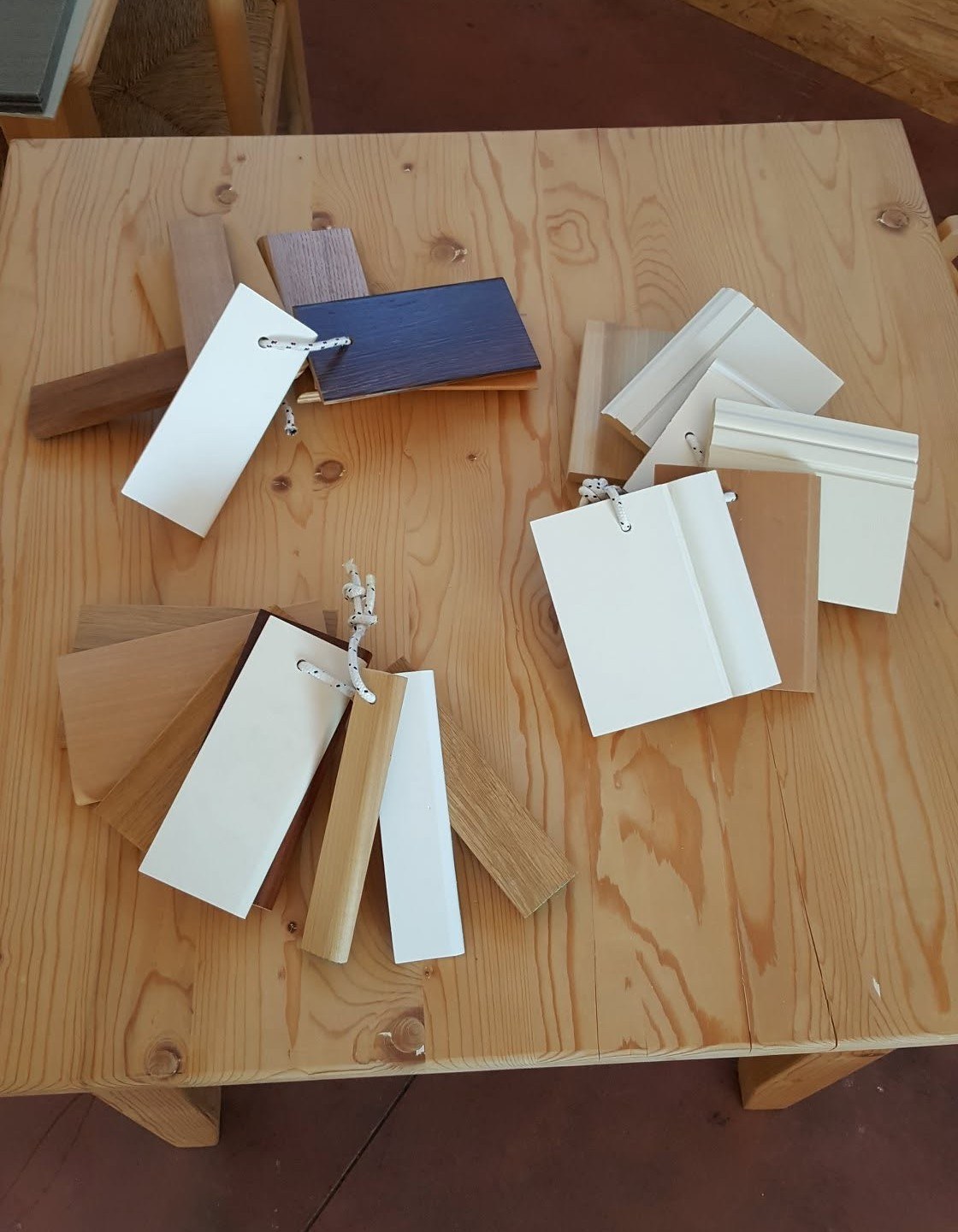 Campionature di essenze e finiture per battiscopa in legno a Fano