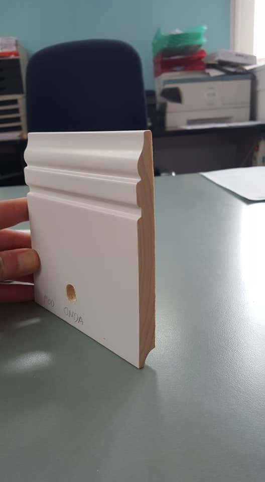 Profilo laccato per battiscopa in legno a Fano con sagoma modanata