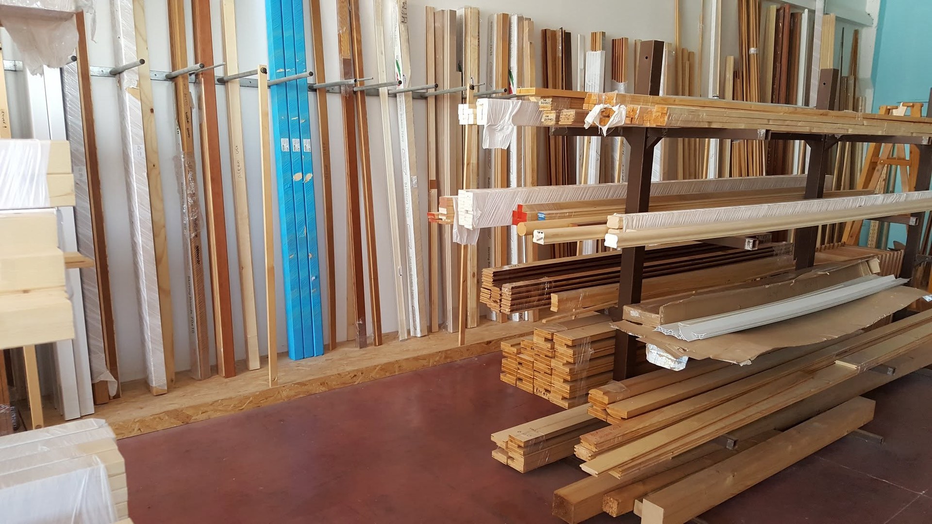 Magazzino di profili in legno per la fornitura a posatori e falegnami di Fano