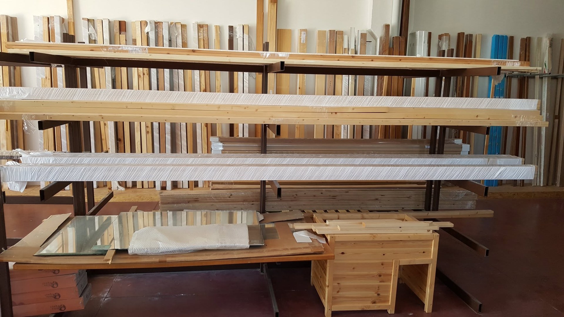 Esposizione di profili in legno nella sede di Fano di MPM Evolution